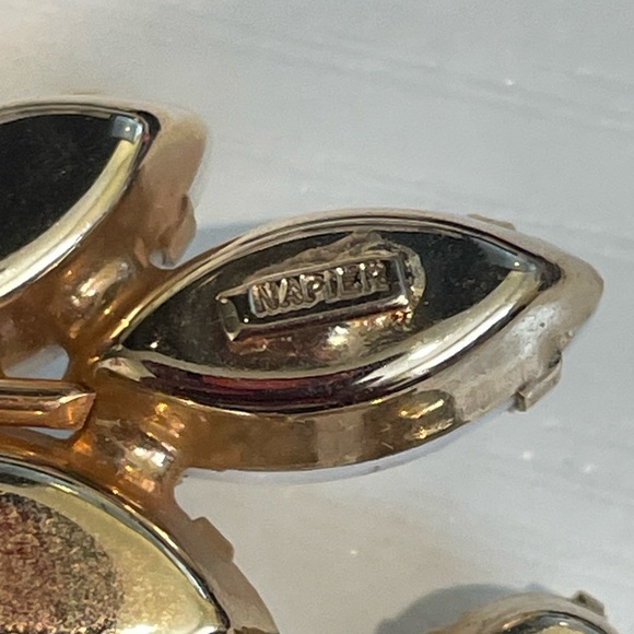 Vintage Napier White Cluster Flower Pin & Flower earrings white cluster unmarked - Picture 6 of 7